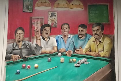 Una pintura incautada tras el arresto de Sebastián Marset en Santa Cruz de la Sierra, Bolivia: Tony Montana (personaje de Scarface), Pablo Escobar, Roberto Suárez Gómez, Marset y el Chapo Guzmán