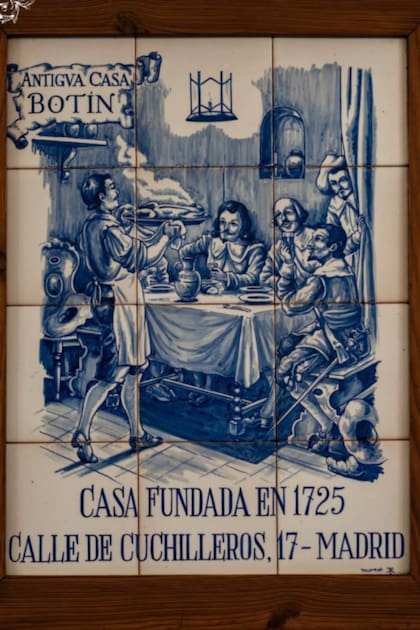 Una pintura sobre azulejos repasa los inicios de la Casa Botín, el restaurante madrileño fundado en 1725 y que es considerado el más antiguo del mundo