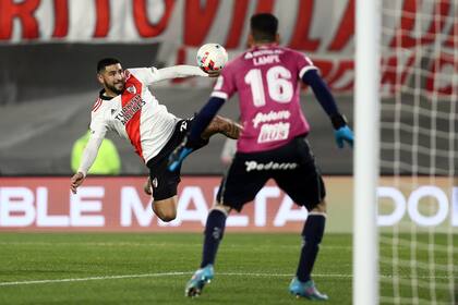 Una pirueta de Elías Gómez, que tuvo dos oportunidades de gol
