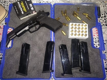 Una pistola Bersa 9 milímetros con cinco cargadores secuestrados a Chaki Chan, "el patrón de las drogas" de La Matanza