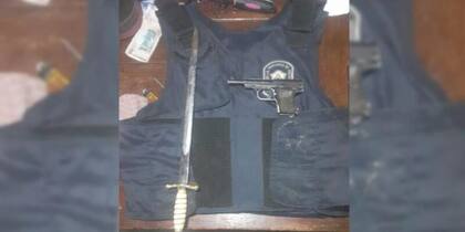 Una pistola, un sable y un chaleco antibalas, entre los elementos secuestrados en el domicilio del sospechoso
