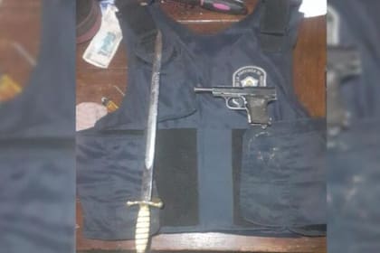Una pistola, un sable y un chaleco antibalas, entre los elementos secuestrados en el domicilio del sospechoso