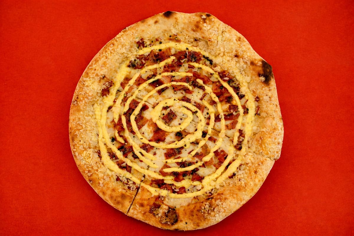 Una pizza inspirada en la carbonara en La Casa Blanca de Habana
