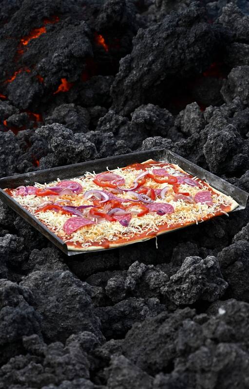 Una pizza se hornea en los ríos de lava que bajan del volcán Pacaya