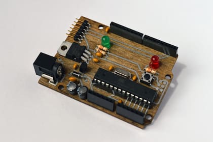 Una placa base hecha con Soluboard, la fibra soluble; en agua caliente el polímero que le da rigidez se disuelve, y los componentes se pueden separar sin problemas