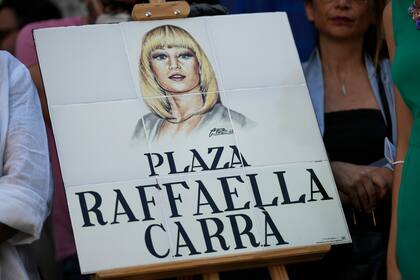 Una placa con la imagen de Raffaella Carrà se exhibe durante la inauguración de una plaza dedicada a la difunta artista italiana en Madrid, el miércoles 6 de julio de 2022. (Foto AP/Bernat Armangue)