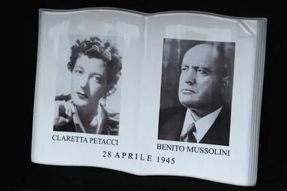 Una placa conmemorativa, inaugurada en 2012, recuerda el lugar donde fueron fusilados Mussolini y su amante, Claretta Petacci, hace 80 años