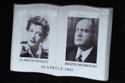 Una placa conmemorativa, inaugurada en 2012, recuerda el lugar donde fueron fusilados Mussolini y su amante, Claretta Petacci, hace 75 años.
