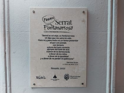 Una placa recuerda el Paseo Serrat Fontanarrosa, que consagra la relación entre la ciudad, el bar y su figura más emblemática