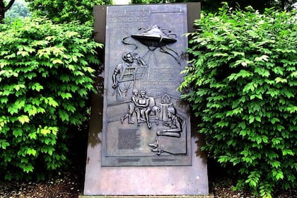 Una placa recuerda el programa radial de La guerra de los mundos en el lugar donde supuestamente comenzaron su ataque los extraterrestres, en Grover's Mill