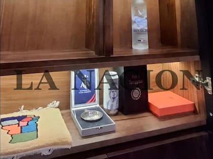 Una plaqueta de la AFA y una botella con el nombre de Pablo Toviggino.