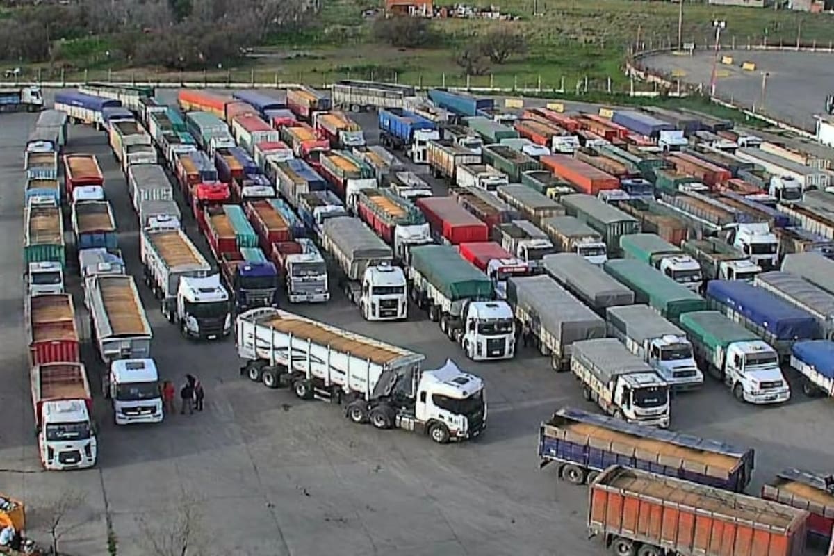 Una playa congestionada en Terminal Bahía Blanca