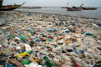 Una playa contaminada con plásticos en Dakar, Senegal