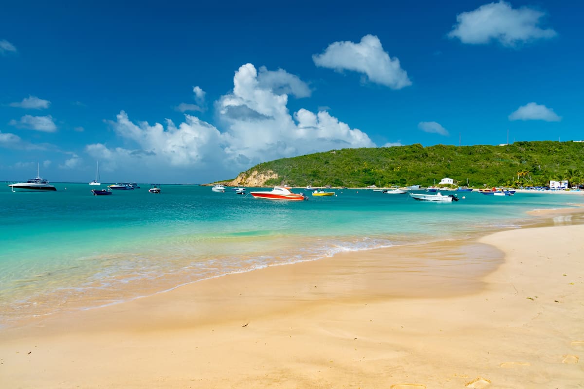 Una playa de Anguila, en las Antillas; el país está ganando dinero por las empresas que ofrecen productos de inteligencia artificial y registran dominios en esa nación para tener el sufijo .ai