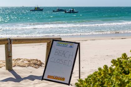 Una playa está cerrada en Port Beach, North Fremantle, Oeste de Australia, el 6 de noviembre del 2021. (Richard Wainwright/AAP Image via AP)