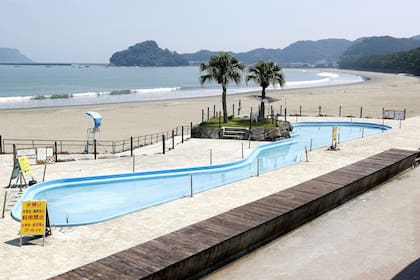 Una playa luce desierta después de que se prohibiera nadar tras un "aviso de megasismo", el 9 de agosto de 2024, en Nichinan, prefectura de Miyazaki, en el sur de Japón. (Kyodo News vía AP)