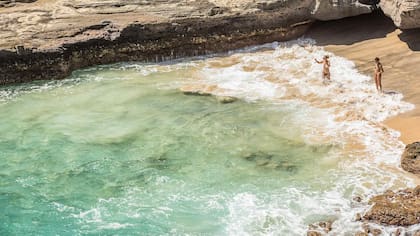 Una playita entre las piedras en Hawaii, Oahu.