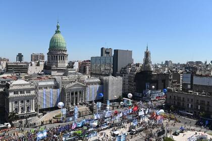 Una plaza a medio llenar acompañó el discurso de Alberto Fernández