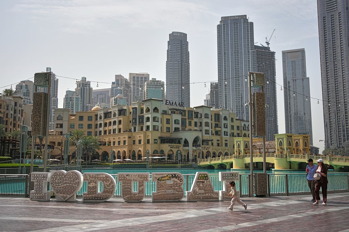 Una plaza pública en Dubái, Emiratos Árabes Unidos, el 3 de marzo del 2026. (AP foto/ Fatima Shbair)