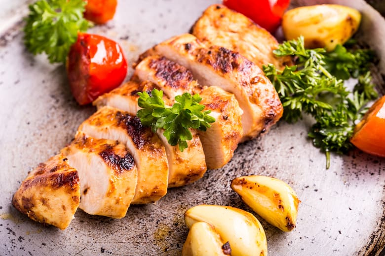 una-porcion-de-95-gramos-de-pechuga-de-pollo-EYUYRWYWI5C6ZMVY2NKY2G3HS4