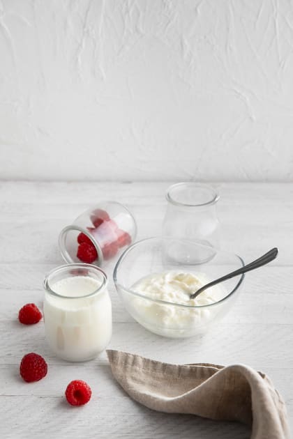 Una porción de yogur griego natural proporciona más de 10 gramos de proteína y 111 miligramos de calcio