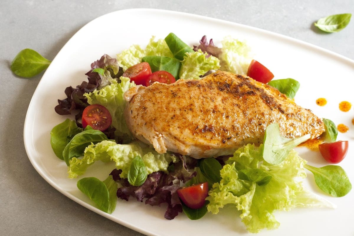 Una porción tradicional de consumo de carne de pollo al día, es decir 150 gramos, cubre el 18% y el 23% de esos requerimientos, respectivamente, de colina