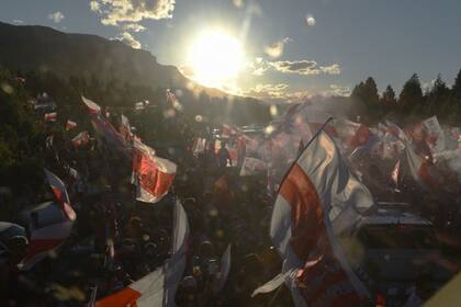 Una postal: banderas de River flameando en San Martín de los Andes para recibir al plantel
