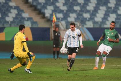 Una postal cercana: Messi frente a Lampe; Argentina ante Bolivia, por la Copa América en la que se consagró la Albiceleste