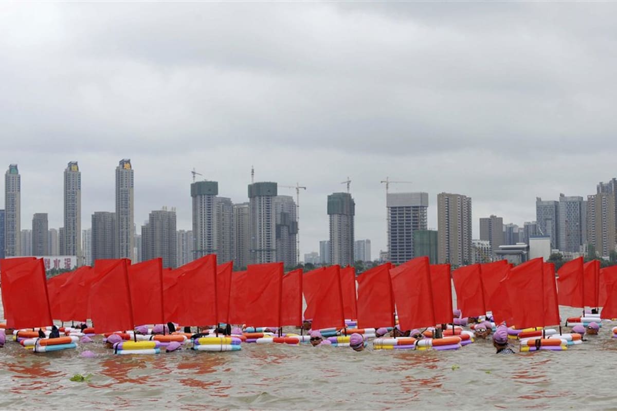 Una postal china de modernidad y tradición: los rascacielos y la celebración de un aniversario de Mao en la ciudad de Wuhan