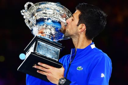 Una postal clásica: Djokovic y el trofeo de Australia que alzó por séptima ocasión