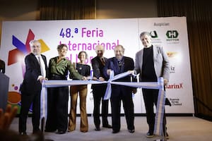 Una postal clásica, el corte de cintas: Ezequiel Martínez, director de la Feria del Libro; Gabriela Ricardes, Ministra de Cultura porteña; la escritora Liliana Heker; el embajador de Portugal José Ludovice; el presidente de la Fundación El Libro Alejandro Vaccaro y el jefe de gobierno de la Ciudad de Buenos Aires Jorge Macri
