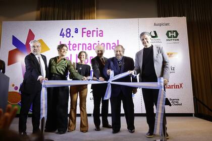 Una postal clásica, el corte de cintas: Ezequiel Martínez, director de la Feria del Libro; Gabriela Ricardes, Ministra de Cultura porteña; la escritora Liliana Heker; el embajador de Portugal José Ludovice; el presidente de la Fundación El Libro Alejandro Vaccaro y el jefe de gobierno de la Ciudad de Buenos Aires Jorge Macri
