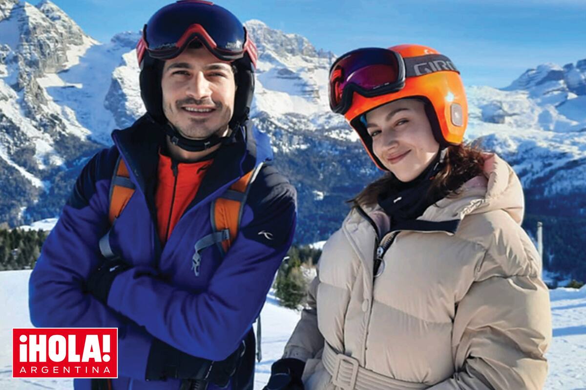 Una postal con las montañas nevadas como telón de fondo.