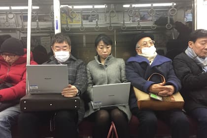 Una postal cotidiana en el subterráneo de Tokio.