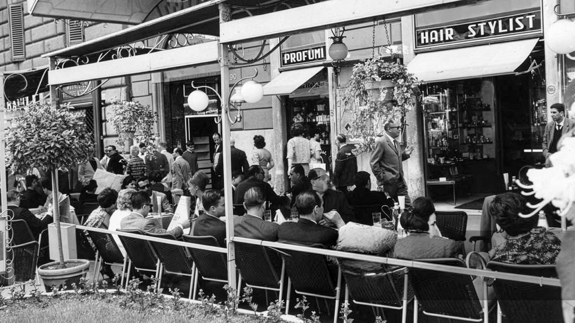 Una postal de 1963; cae la tarde en la vereda del Café de París