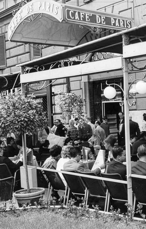 Una postal de 1963; cae la tarde en la vereda del Café de París
