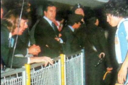 Una postal de 1977: Maradona, con apenas 17 años en la cancha de Boca y ante Hungría, recibe las instrucciones de Menotti
