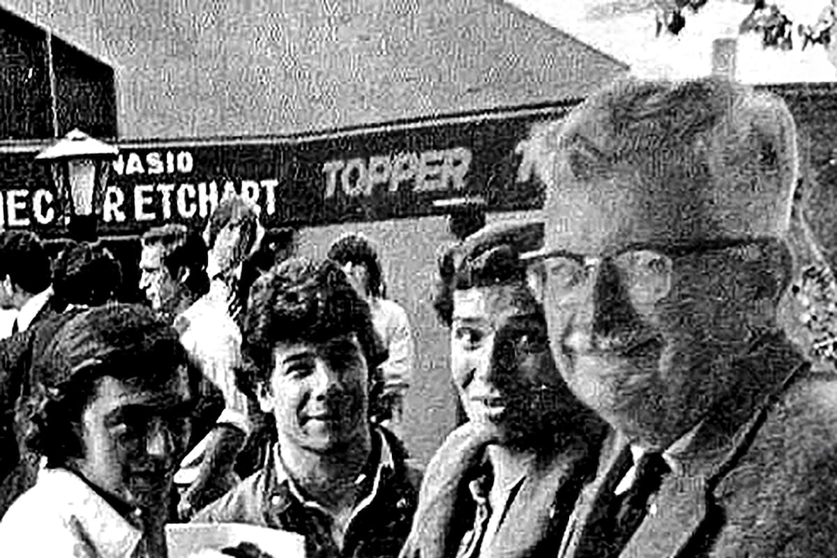 Una postal de 1979, en un partido entre los Pumas y los Wallabies en cancha de Ferro: Jorge Búsico, junto a Ezequiel Fernández Moores, Adrián Villegas y el inolvidable Free Lance, decano del periodismo de rugby