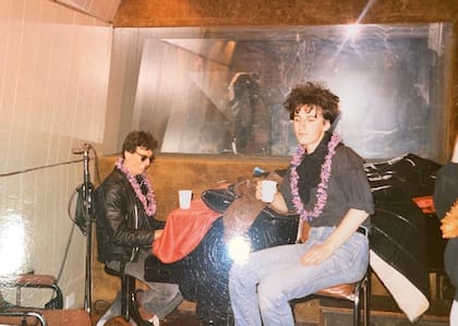 Una postal de 1985; Fernando Samalea y Charly García en los Estudios Panda durante la grabación de Detectives, el primer disco solista de Fabiana Cantilo