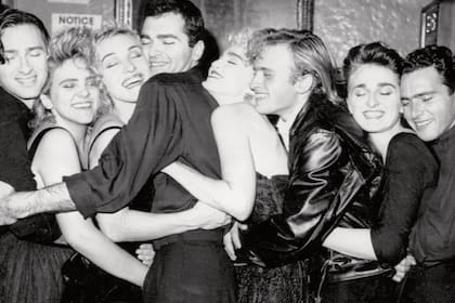 Una postal de 1986 de la exitosa artista con sus hermanos (de izquierda a derecha): Anthony, Jennifer, Paula, Christopher, Mario, Melanie y Martin.