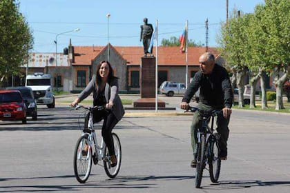 Junto al bicicletero en la campaña de 2015
