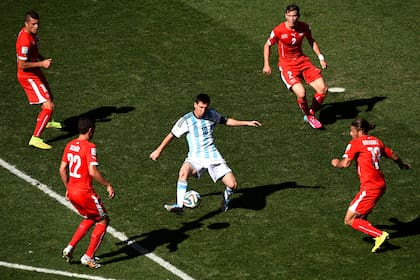 Una postal de aquel durísimo partido de San Pablo 2014: Messi, rodeado de cuatro rivales, pero siempre dueño de la pelota