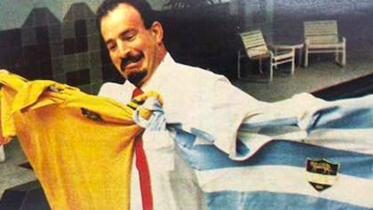 Una postal de época, con el "Topo" Rodríguez y sus dos camisetas seleccionadas