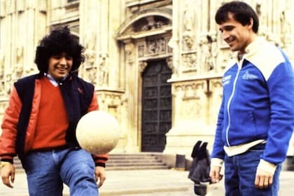 Una postal de fútbol: Maradona, Bertoni... y ella, la pelota