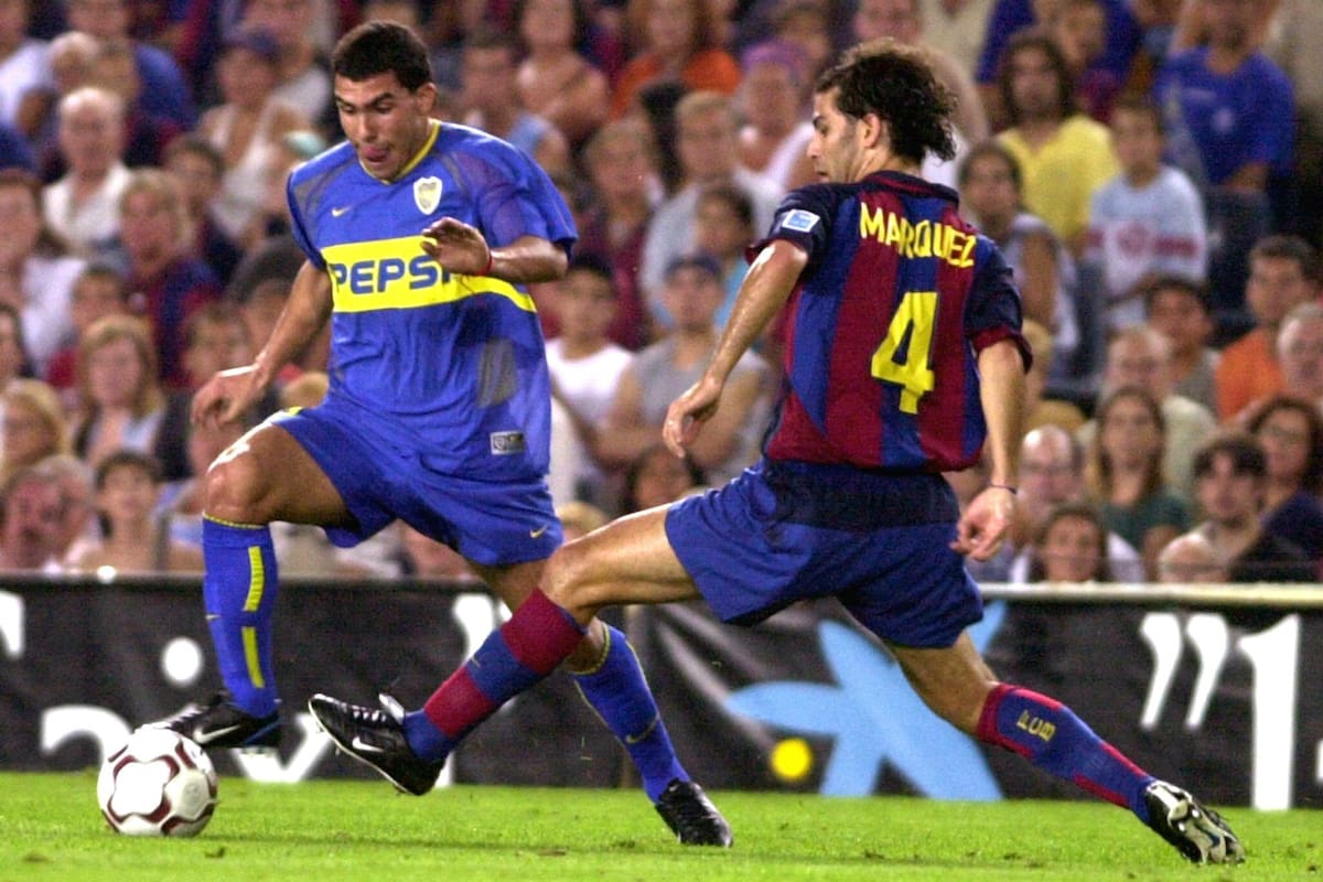 Una postal de hace quince años: Tevez engancha y busca escapar a la marca de Rafa Márquez