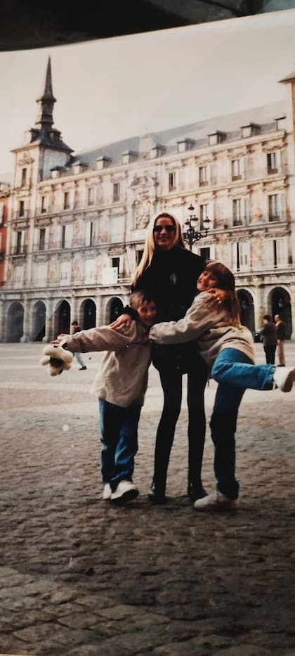 Una postal de infancia junto a su hermana, Candelaria, y su madre, Soledad Aquino