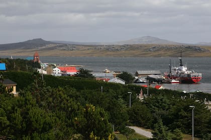 Una postal de la actividad portuaria en Puerto Argentino