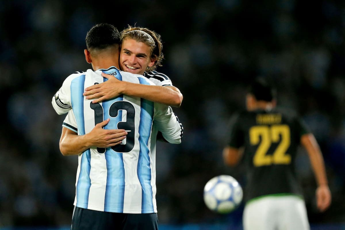 Una postal de la actualidad: Cuti Romero, nuevo capitán e histórico, saluda a Nico Paz, una de las principales piezas del recambio de la selección argentina