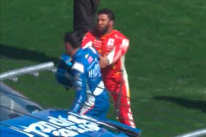 Una postal de la bochornosa pelea entre dos pilotos en la carrera de NASCAR Cup. Captura de pantalla