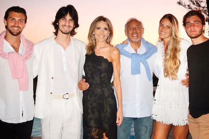 Una postal de la familia ensamblada. De izquierda a derecha, Valentín y Franco Giordano –hijos de Romina Yan–, posan con su abuelo, con Rossella y con su joven “tía” (así la llaman), María Toscana Garfunkel y su marido, Xander Alari-Williams.